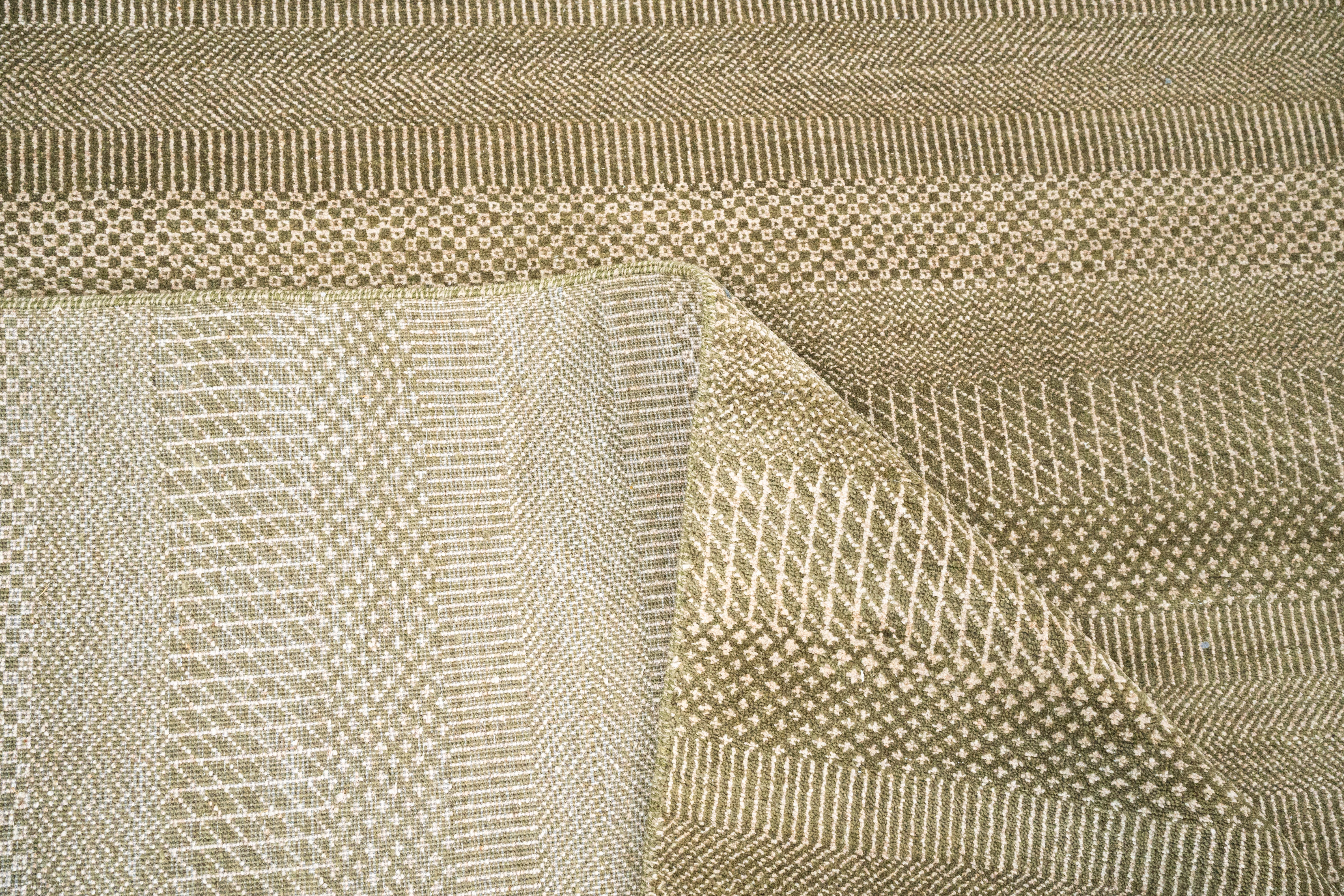 Handknotted Carpet, DIA - 1519 MCN, Green & Ivory